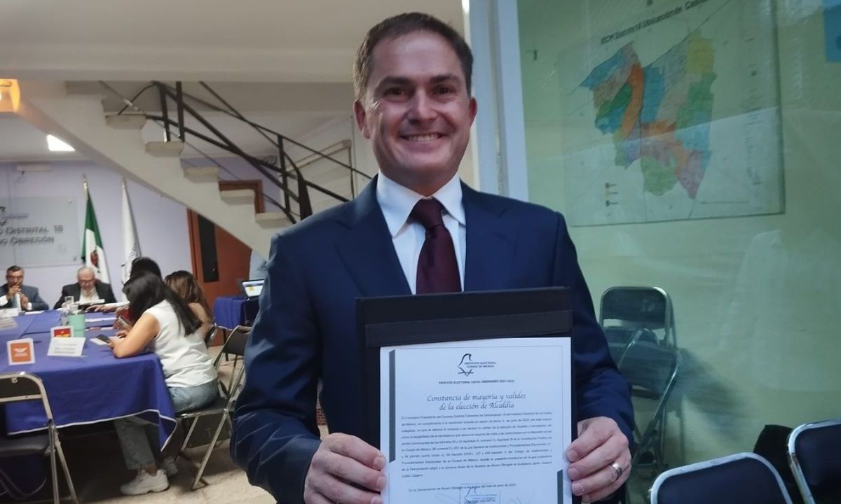 Javier López Casarín recibe constancia de su triunfo en Álvaro Obregón