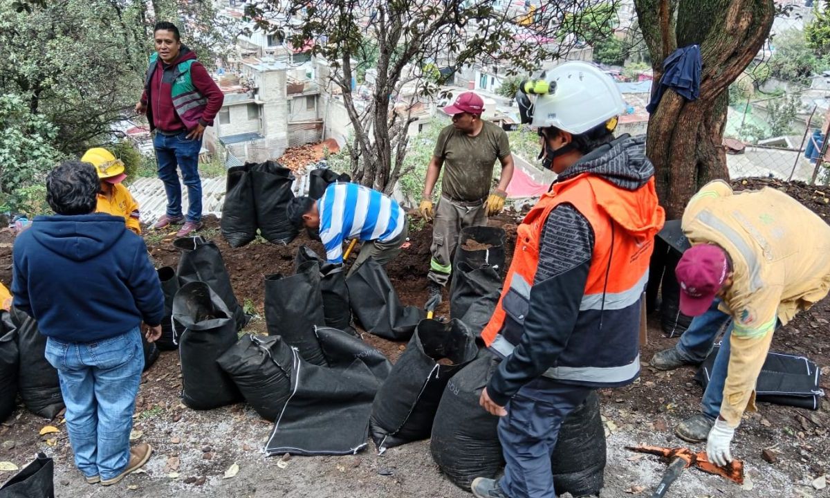 Personal de alcaldía Tlalpan realiza labores de limpieza y apoyo a los vecinos afectados por lluvias