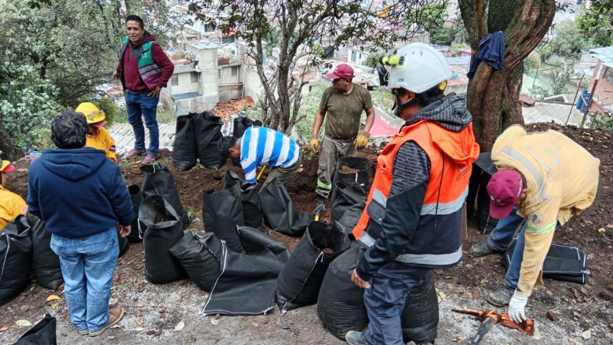 Personal de alcaldía Tlalpan realiza labores de limpieza y apoyo a los vecinos afectados por lluvias