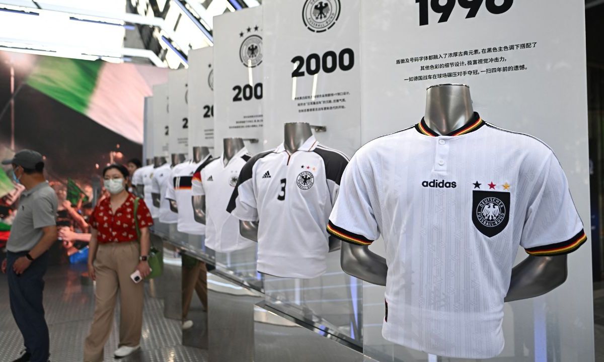 Las acciones de Adidas cayeron ayer después de que el fabricante de equipamiento deportivo alemán anunciara una “investigación en profundidad”