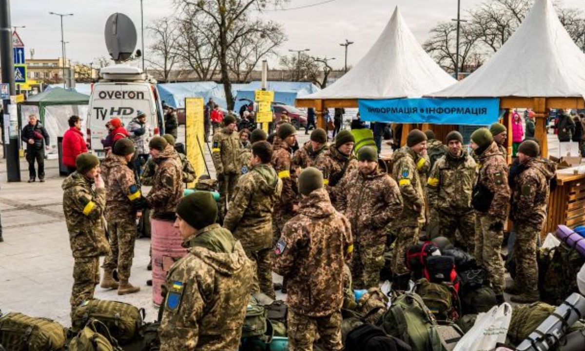 Ucrania obliga a sus ciudadanos a registrarse en las filas del ejército condicionando su tránsito fuera del país