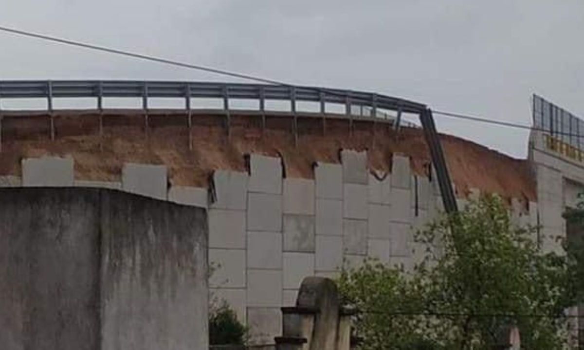 La mañana de este sábado 15 de junio se reportó la caída del tramo superior de un puente del Tren Maya ubicado en Maxcanú.