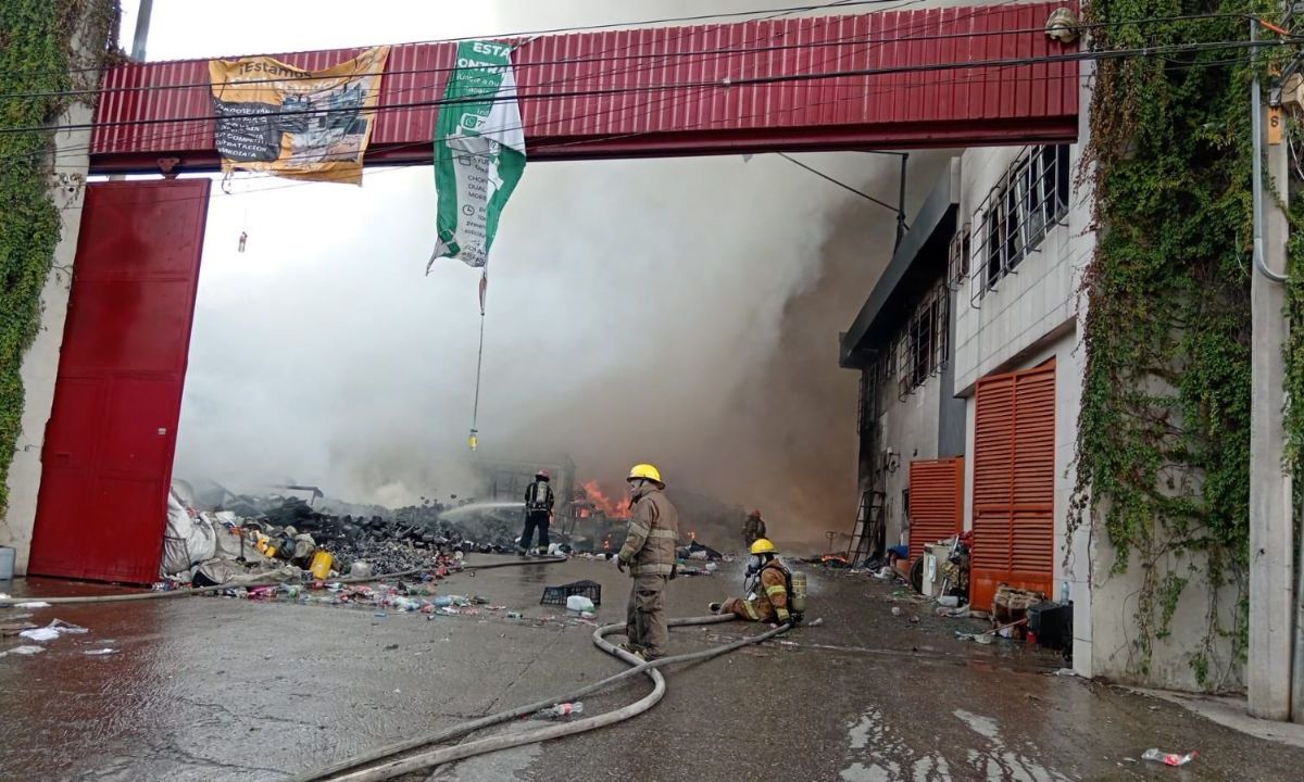 Fuerte incendio consume bodega de desechos en Jiutepec, Morelos