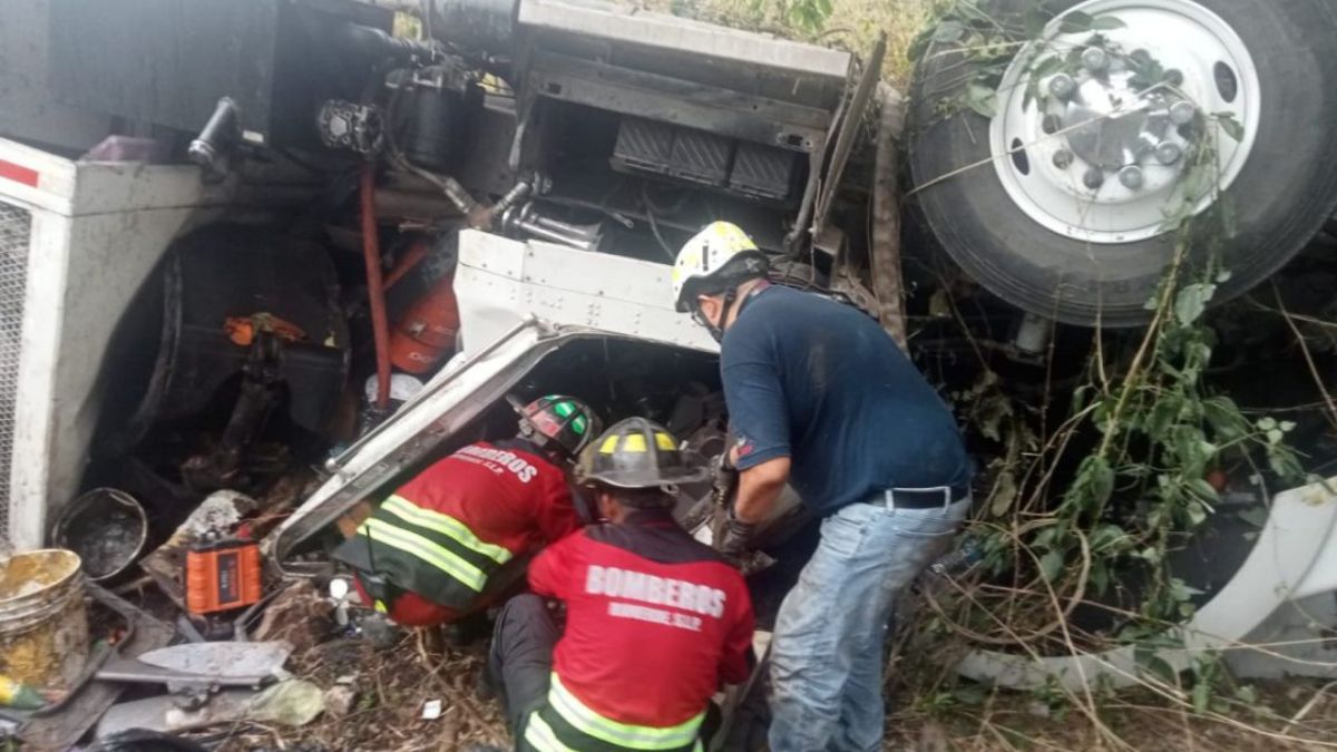 Tamasopo. Autoridades indagan el accidente, pero una de las líneas es que el mal tiempo fue uno de los generadores del accidente.