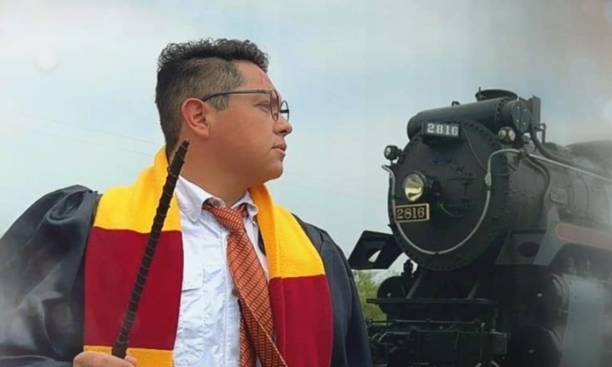 En referencia al Expreso de Hogwarts, un joven se disfrazó de Harry Potter tras el paso de la locomotora “Emperatriz 2816” en Nuevo León