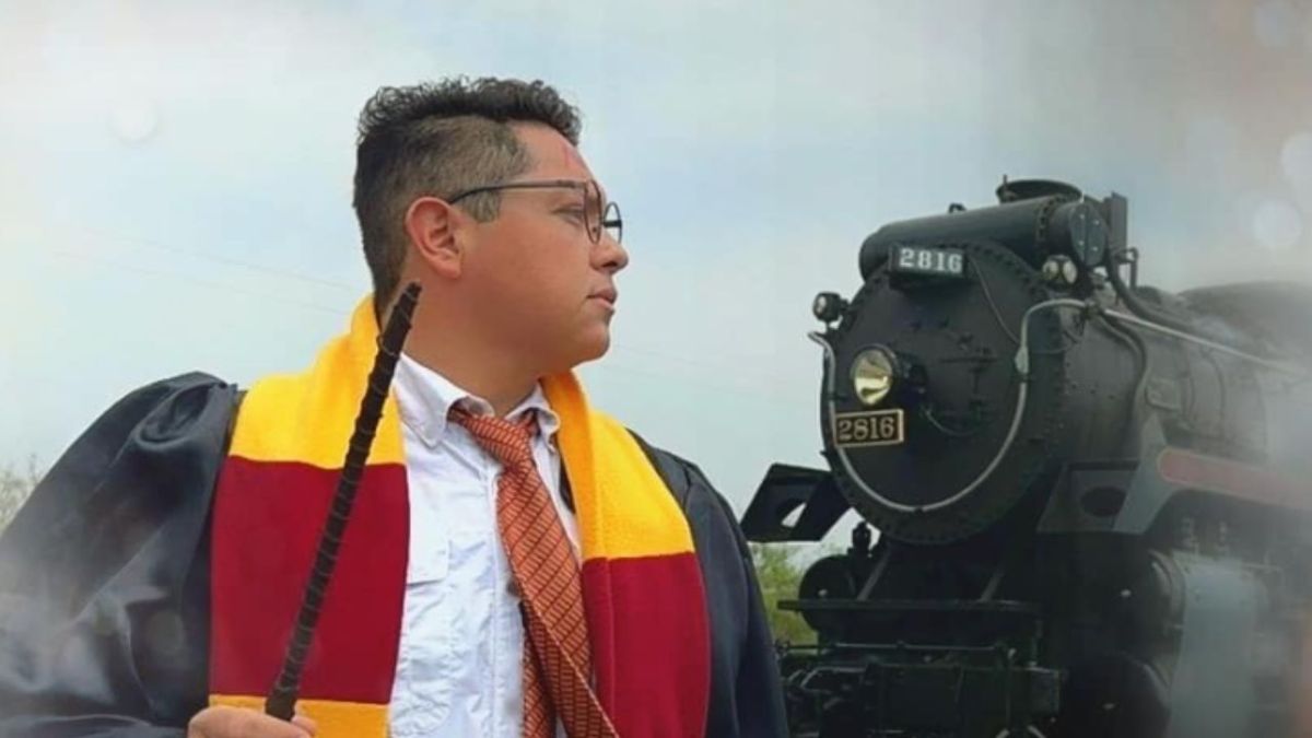 En referencia al Expreso de Hogwarts, un joven se disfrazó de Harry Potter tras el paso de la locomotora “Emperatriz 2816” en Nuevo León