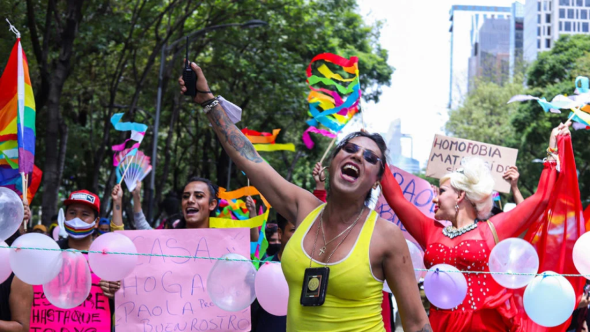 Ideas de carteles para la marcha LGBTTTIQ+ 2024