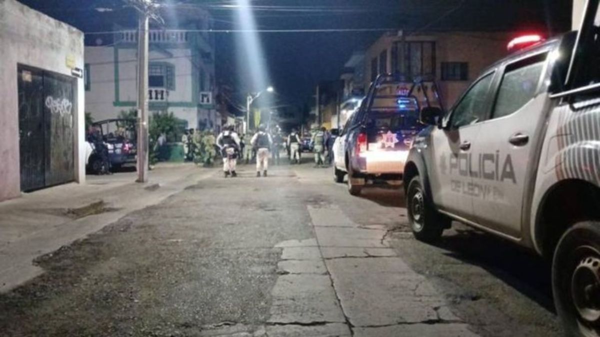 Asesinan a tiros a 6 en una vecindad en León; autoridades señalan que la GN estuvo previo al ataque