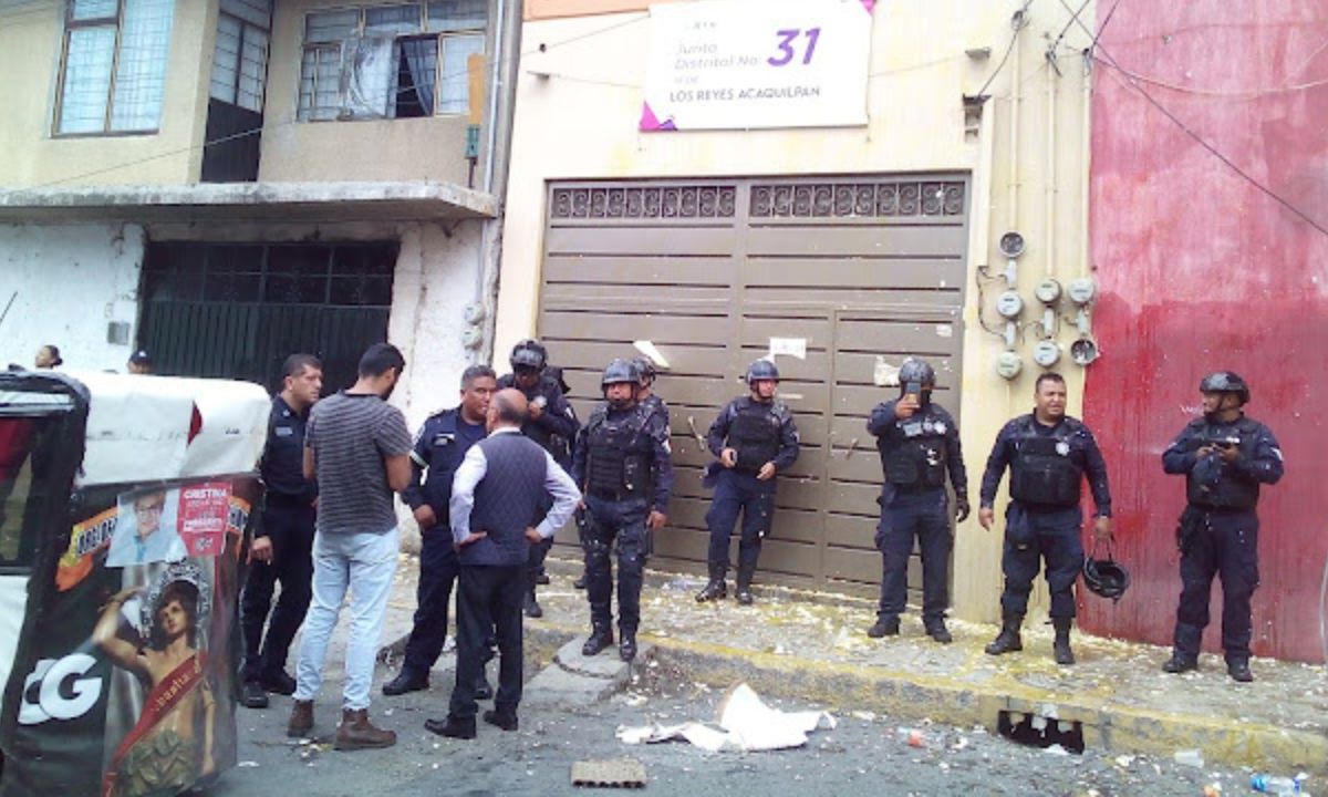 Priistas en Los Reyes lanzan huevos a Junta Municipal Electoral; exigen recuento de votos