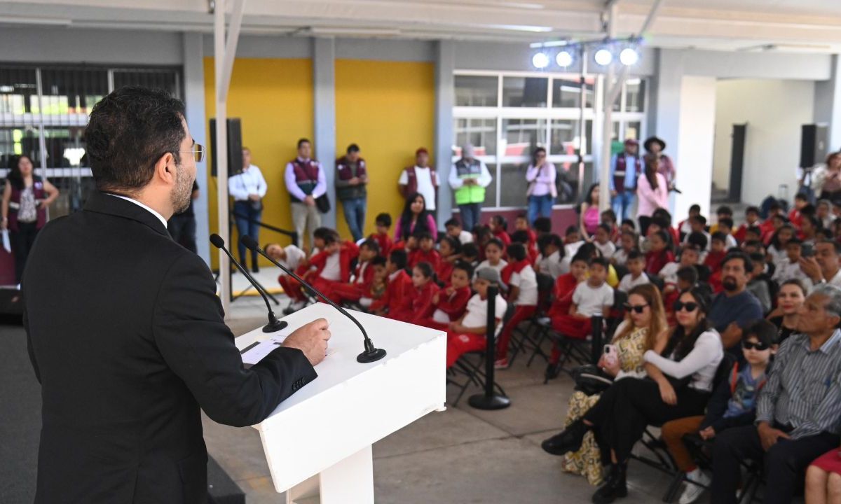 Batres de manera adicional hizo entrega de 585 mil pesos para el plantel como parte del Programa “La Escuela es Nuestra”
