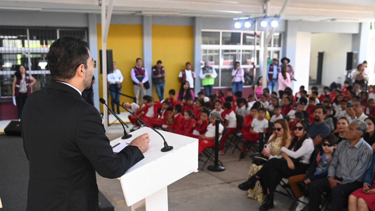 Batres de manera adicional hizo entrega de 585 mil pesos para el plantel como parte del Programa “La Escuela es Nuestra”