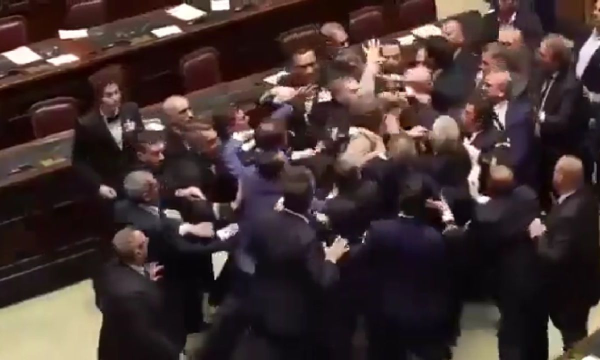 Diputados riñen en el Parlamento italiano en pleno dabte
