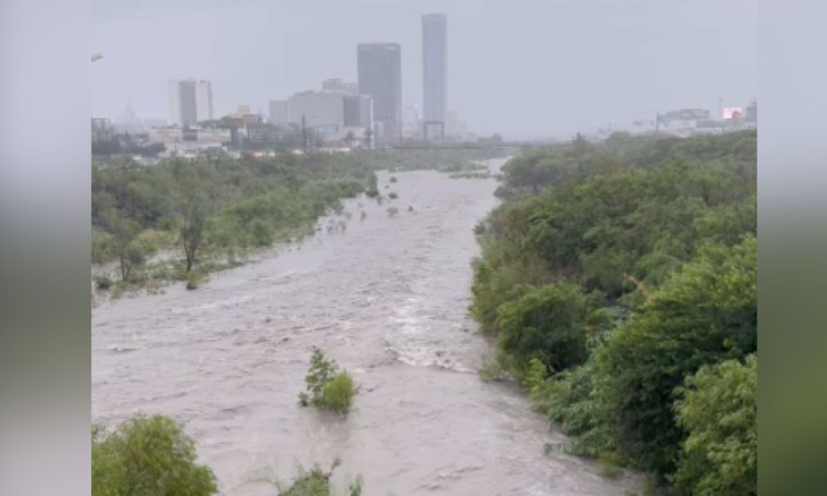 Río Santa Catarina se desborda en Monterrey por tormenta tropical Alberto