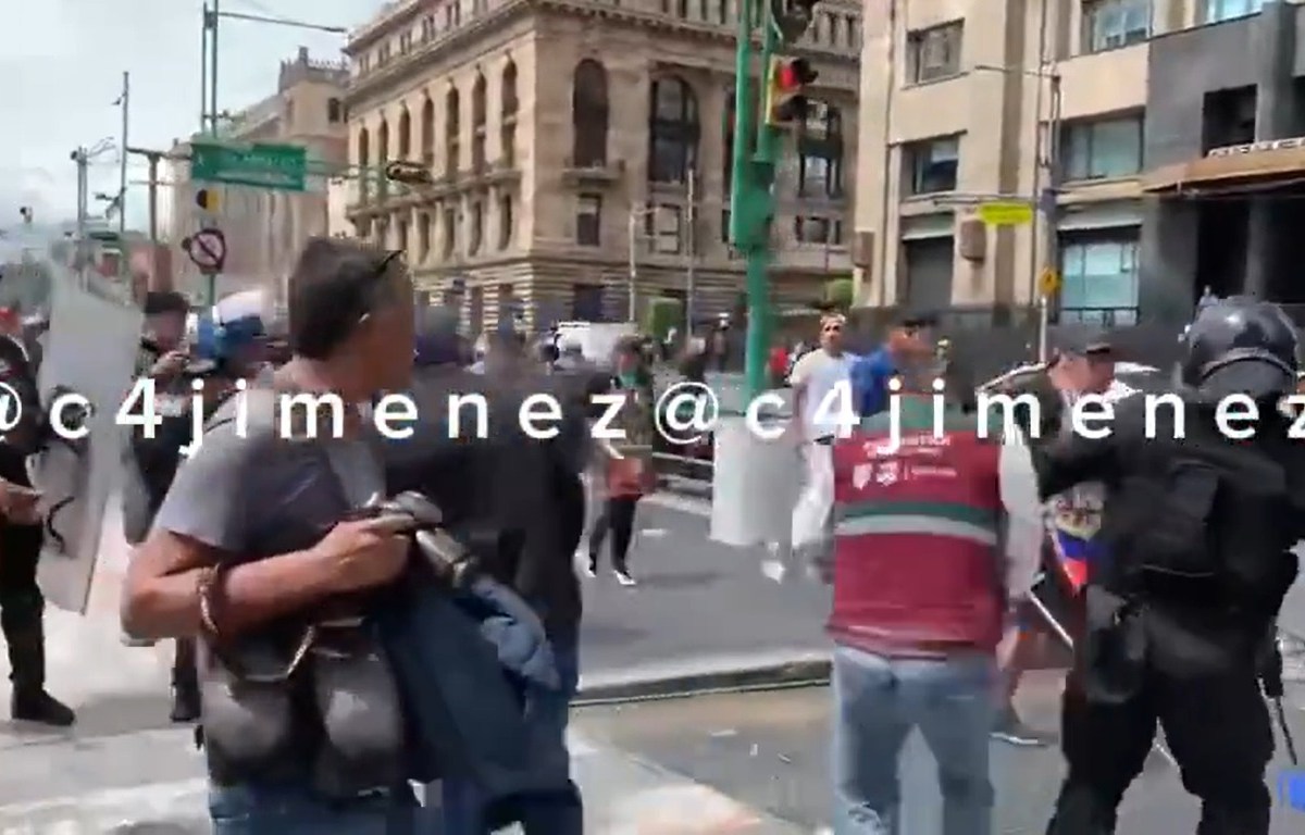 A través de un video capturado durante un enfrentamiento sobre Eje Central se observa cómo golpean con hielo en el rostro a funcionario.