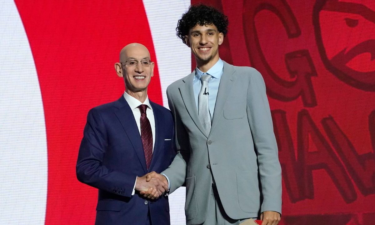 Adam Silver posa con el jugador de baloncesto francés Zaccharie Risacher durante la primera ronda de la 78.ª edición del draft anual de la NBA