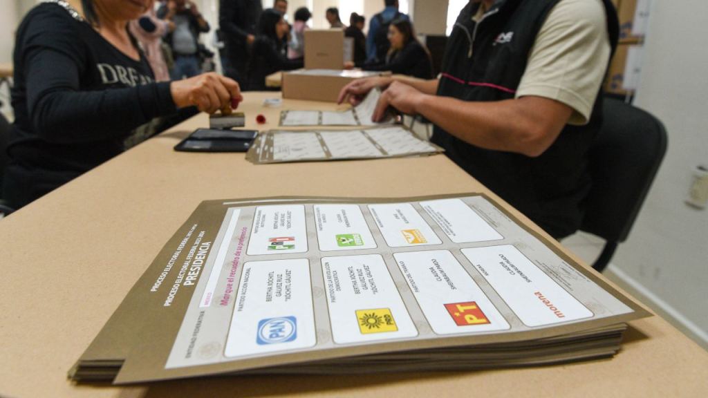 Autoridades hallaron boletas electorales en el municipio de Santa Cruz Xoxocotlán, mismas que tras analizarlas, se concluyó que eran falsas.