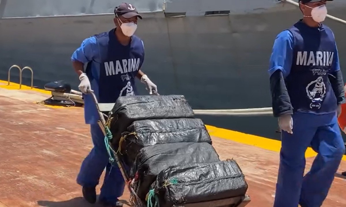 La Secretaría de Marina informó que personal naval aseguró 103 costales que contenían presuntamente cocaína, en el Puerto de Acapulco