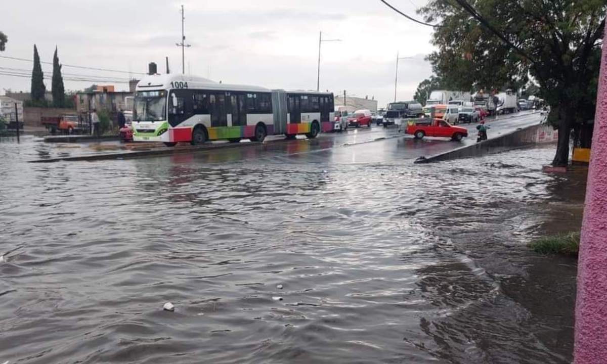 La lluvia registrada hoy dejó inundaciones en distintos tramos de la Vía Morelos y la Avenida Nacional, en el municipio de Ecatepec.