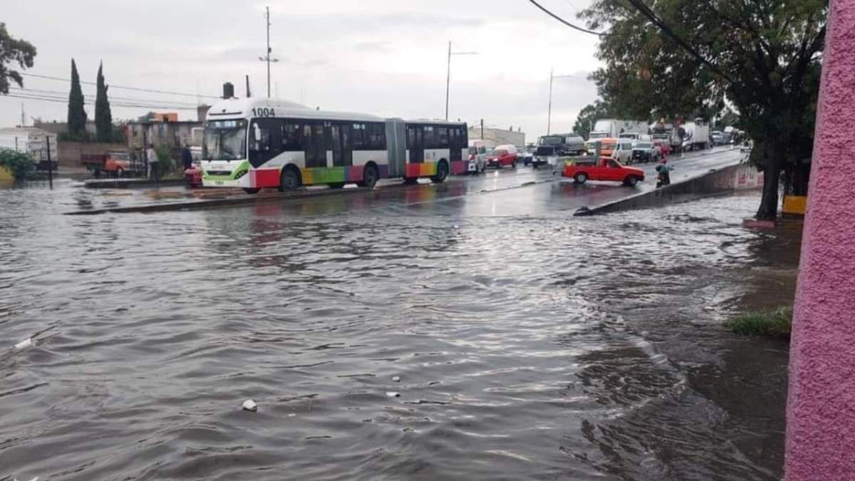 La lluvia registrada hoy dejó inundaciones en distintos tramos de la Vía Morelos y la Avenida Nacional, en el municipio de Ecatepec.