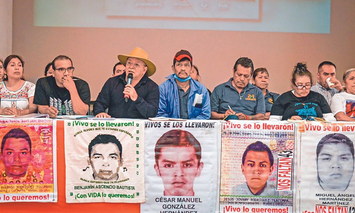 Conferencia. Familiares de los jóvenes normalistas y el abogado Vidulfo Rosales, presentaron 3 puntos claves en vísperas del nuevo informe que se emitirá el próximo 3 de julio.
