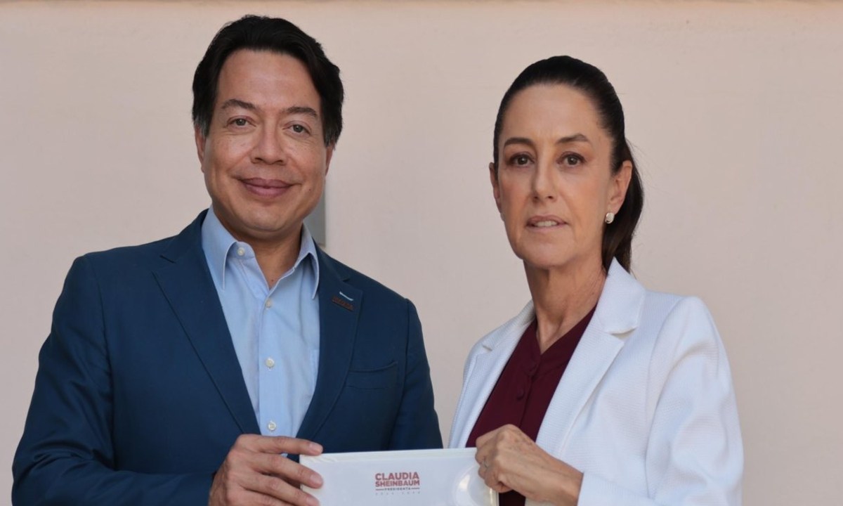 Foto: X@Claudiashein/ Mario Delgado entrega de los resultados de las encuestas nacionales sobre la reforma al Poder Judicial, a Claudia Sheinbaum