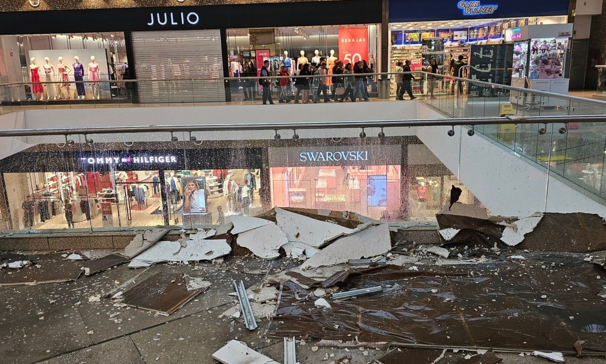 Foto: X@vialhermes/Cae techo de plafón en Parque Lindavista