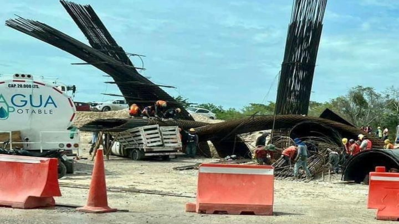 Foto: Pedro Hernández/ Cayó estructura sobre un auto particular y se desconoce el número de lesionados