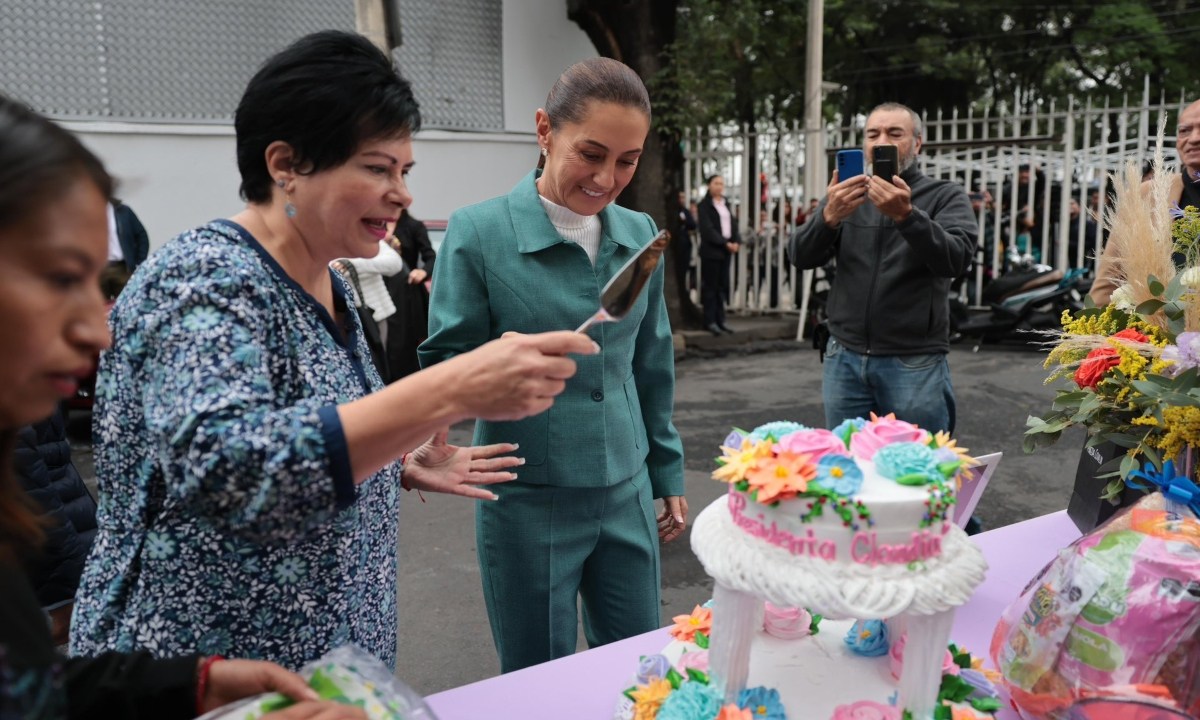 Foto: X@Claudiashein/En su celebración de cumpleaños 62