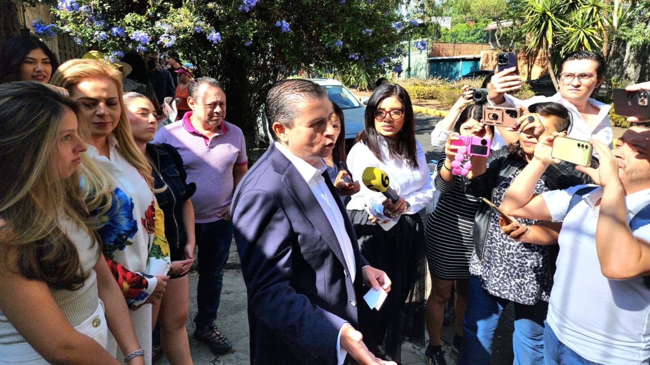 Giovanni Gutiérrez y su familia en casilla electoral emitiendo su voto/ Foto: Especial