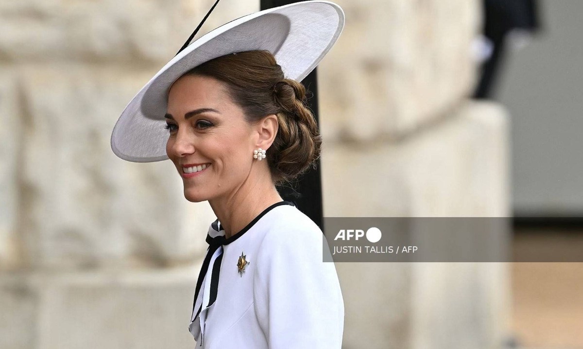 Sonriente en una carroza, Kate Middleton hizo su primera aparición oficial tras ser diagnosticada con cáncer.