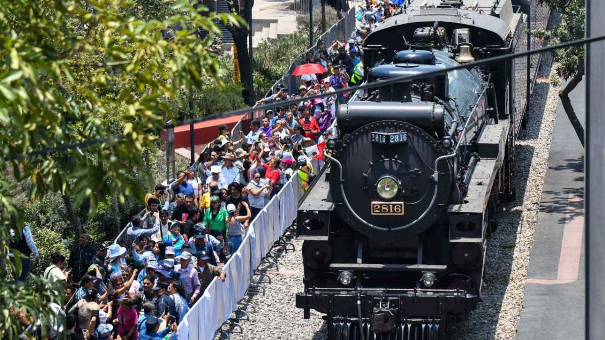 A unas calles del metro San Joaquín, en la CDMX, se situó la exposición de la locomotora de vapor “la emperatriz”.