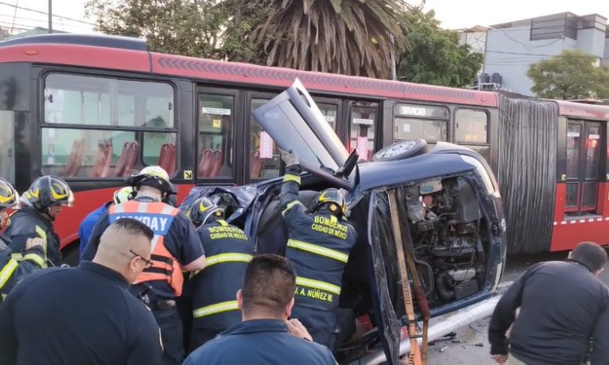 Dos personas muertas y dos lesionadas dejó un fuerte choque entre un automóvil particular y una unidad del Metrobús en Leyes de Reforma