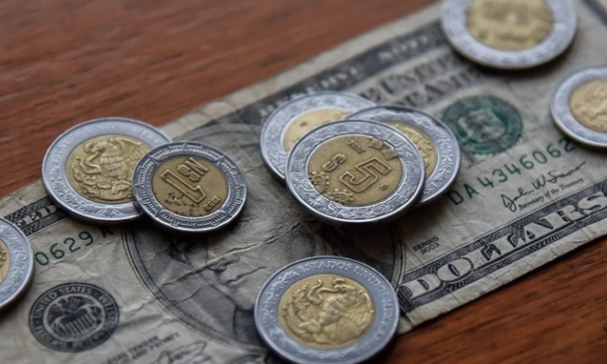 La moneda mexicana cerró la jornada cotizando los 18.56 por dólar, con un tipo de cambio de 18.2118 y un máximo de 18.60 pesos por dólar.
