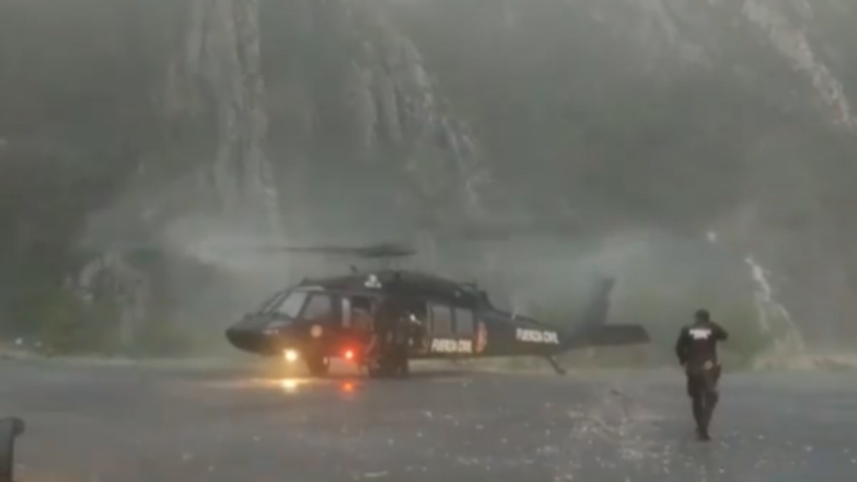 La Fuerza Civil rescató a cinco personas que se encontraban atrapadas en su casa en un cañón de la Huasteca en Santa Catarina, Nuevo León.