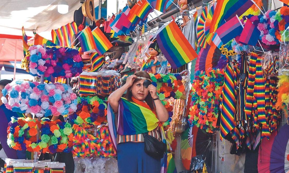 Variado. Durante la Marcha del Orgullo LGBT+ en la Zona Rosa, ubicada en la alcaldía Cuauhtémoc, la venta de productos y recuerdos es abundante.