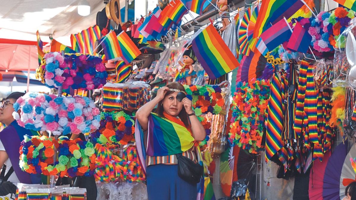 Variado. Durante la Marcha del Orgullo LGBT+ en la Zona Rosa, ubicada en la alcaldía Cuauhtémoc, la venta de productos y recuerdos es abundante.