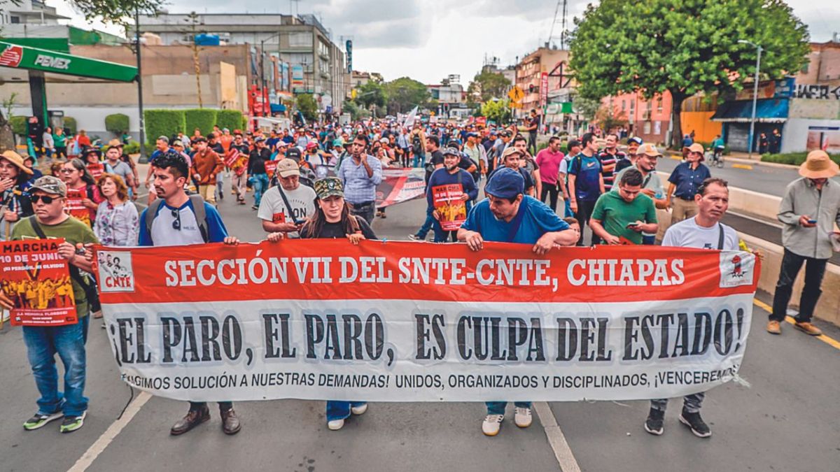 No se olvida. Encabezados por miembros del Comité 68, los contingentes marcharon en relativa paz hacia el Zócalo capitalino