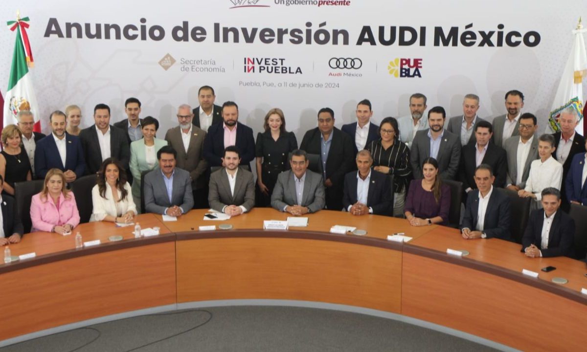 La firma alemana armadora de autos Audi anunció una inversión de mil millones de euros en Puebla en materia de desarrollo en electromovilidad,