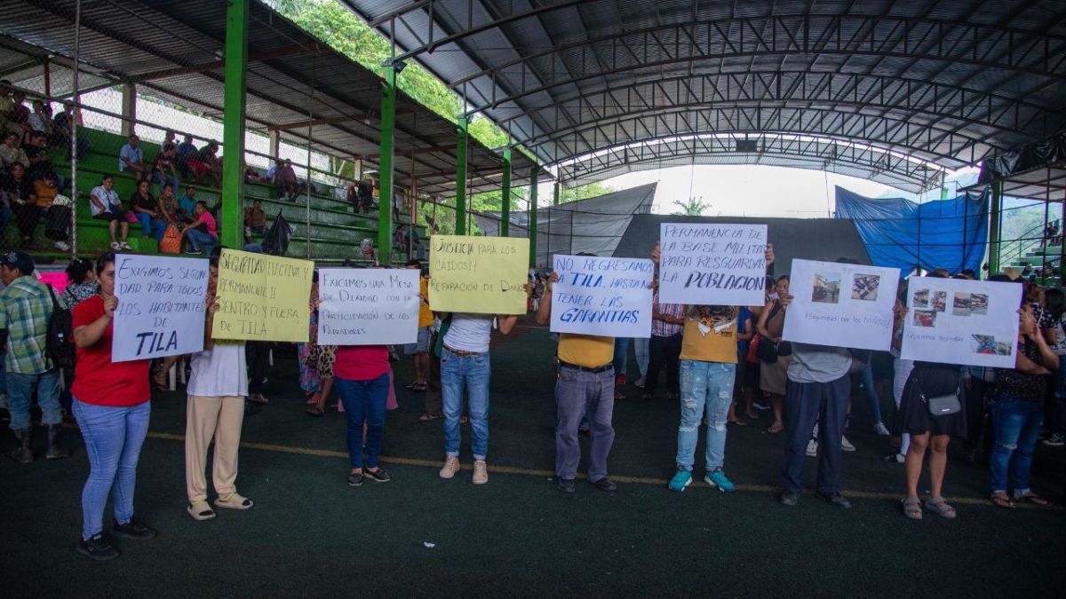 Petición. Víctimas de desplazamiento forzado llamaron a las autoridades a impulsar la paz, irrumpida por ataques de grupos delictivos; protestaron en el albergue instalado en una cancha de futbol en Yajalón.