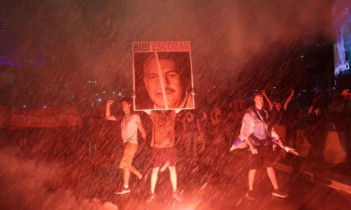 LIBERACIÓN. Familiares y simpatizantes de los rehenes israelíes se manifestaron en las calles de Tel Aviv; comparan a Netanyahu con el narcotraficante colombiano Pablo Escobar.