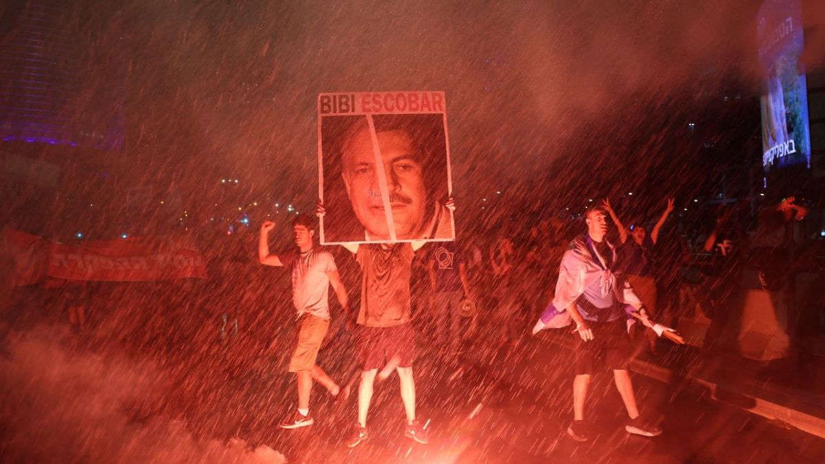 LIBERACIÓN. Familiares y simpatizantes de los rehenes israelíes se manifestaron en las calles de Tel Aviv; comparan a Netanyahu con el narcotraficante colombiano Pablo Escobar.