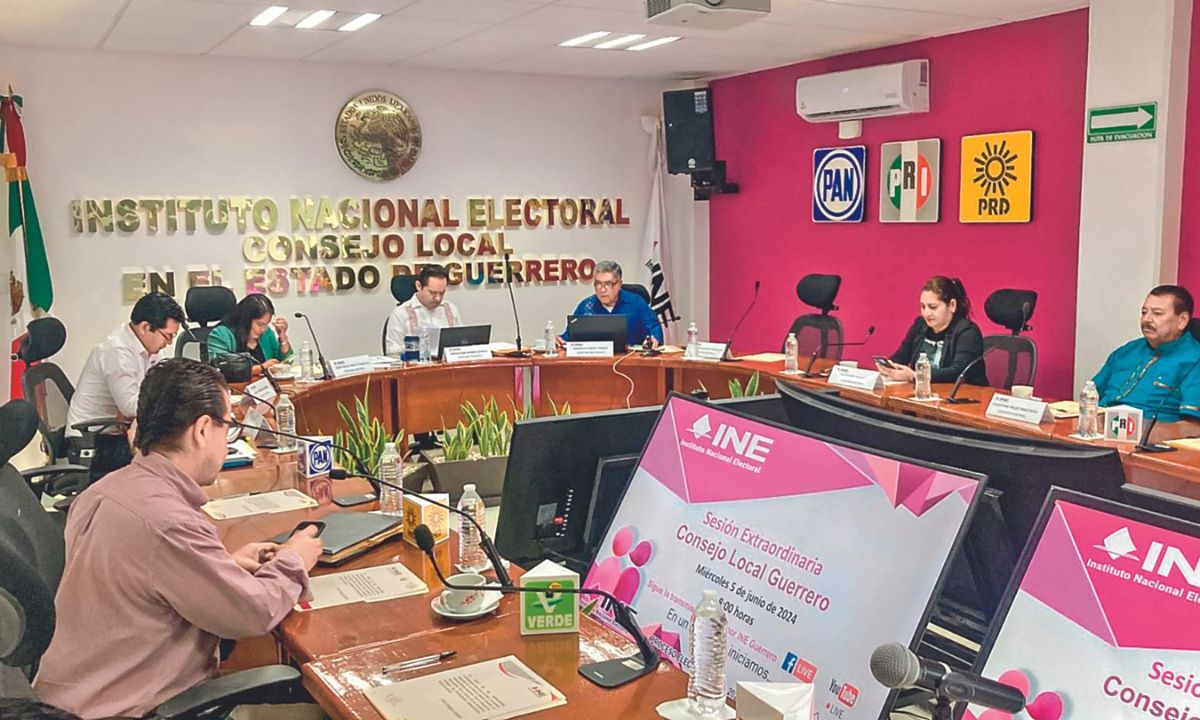 Lucy Meza va por la anulación en Morelos, pero Fiscalía la indaga Pie: Morelos. La candidata de PAN-PRI-PRD dio una conferencia, pero fue interrumpida por agentes que le informaron de una investigación en su contra. quadratín y Armando Yeferson Lucy Meza, candidata de la coalición Dignidad y Seguridad por Morelos, Vamos Todos, anunció que emprenderá una lucha jurídica para defender la voluntad de los ciudadanos ante el fraude electoral que desde el poder se ejecutó el pasado dos de junio. En conferencia de prensa, expuso la serie de irregularidades que retiran toda certeza jurídica al proceso. Sin embargo, el anunció se vio interrumpido, porque agentes de investigación de la Fiscalía Anticorrupción Morelos le notificaron de una supuesta denuncia. Los agentes se limitaron a decir que requerían información personal de Lucy Meza como parte de una investigación, sin proporcionar mayor información. Tras el hecho, la aspirante aliancista de PAN-PRI-PRD dijo: “No me dejaré silenciar ni intimidar, defenderé hasta el último voto de las y los morelenses”. Por lo que adelantó que, de persistir las inconsistencias en el conteo final, se demandará la anulación de la elección para la gubernatura del estado. La principal anomalía en el proceso fue que “después de realizar una exhaustiva revisión de cada una de las 2 mil 583 actas de resultados en la elección para la gubernatura del estado, observamos que en al menos mil 347 actas, equivalentes al 52%, se detectaron graves irregularidades e inconsistencias”. Igualmente, la suspensión del Programa de Resultados Electorales Preliminares (PREP) del IMPEPAC, con el 64% de las actas contabilizadas, lo que implica que no se tomaron en cuenta 324 mil votos. El presidenta nacional del PRD, Jesús Zambrano, acusó una persecución política contra Meza. “No contentos con el fraude del domingo pasado, con todas sus marranadas electorales” mandaron a los agentes anticorrupción a perseguirla.