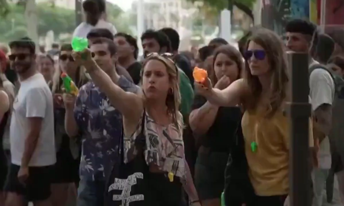 En Barcelona, ciudadanos corren a turistas en protesta contra el turismo masivo