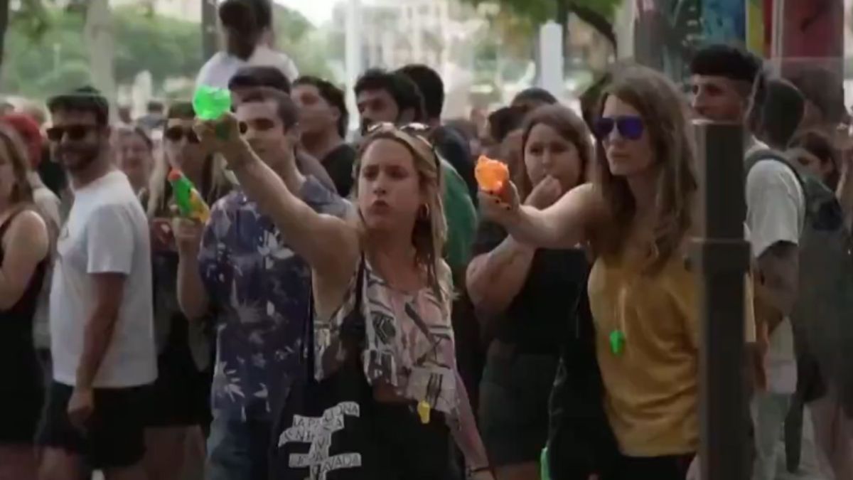 En Barcelona, ciudadanos corren a turistas en protesta contra el turismo masivo