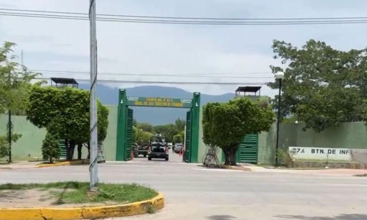 Ingresan padres de normalista a Batallón de Iguala; buscan indicios de sus hijos