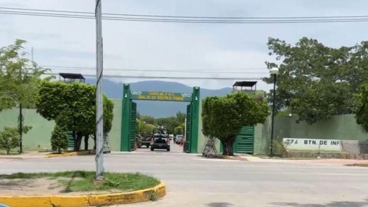 Ingresan padres de normalista a Batallón de Iguala; buscan indicios de sus hijos