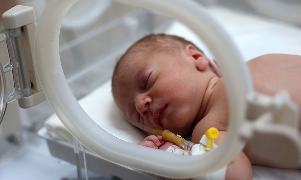 Rescatan a un bebé del vientre de su madre que murió tras un ataque israelí