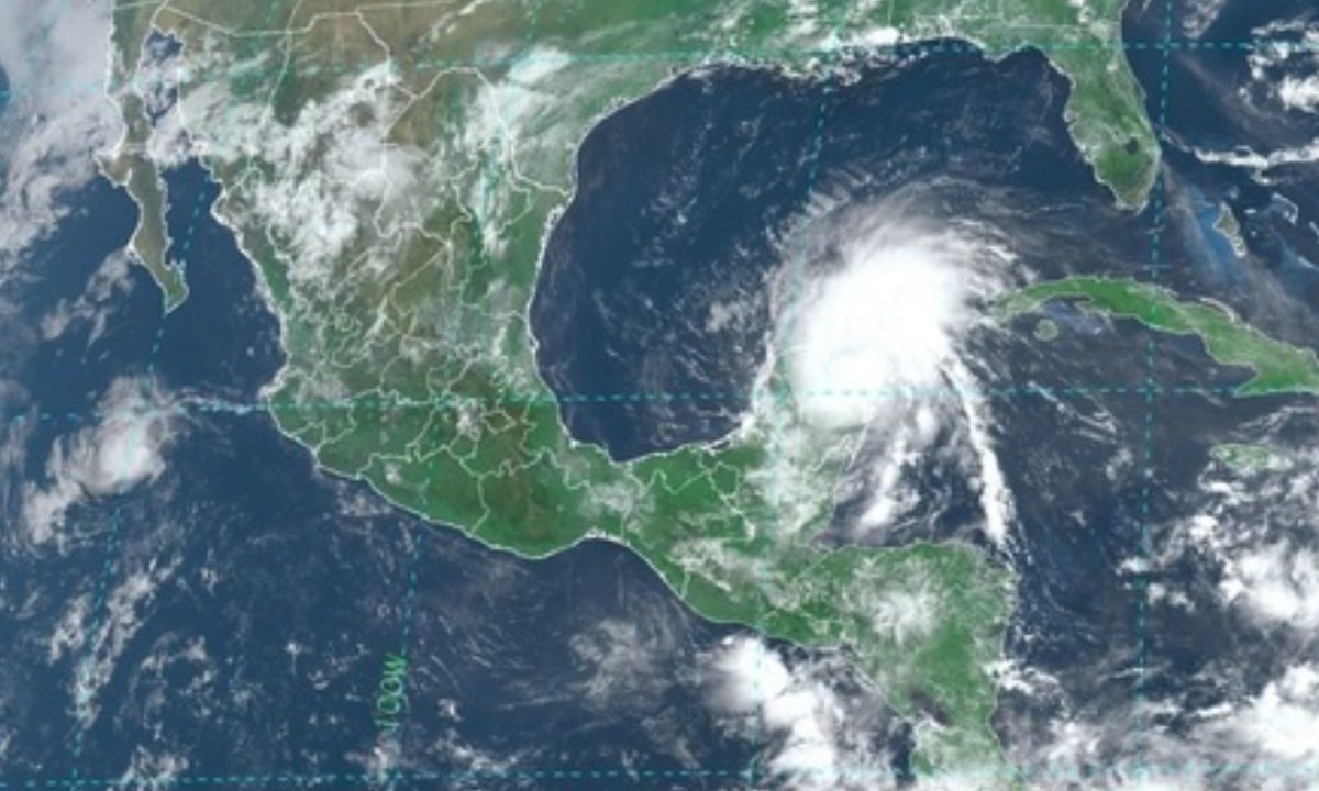 El huracán "Beryl", ahora categoría 1, entró a Yucatán con vientos sostenidos de 140 km/h y ráfagas que alcanzan los 185 km/h.