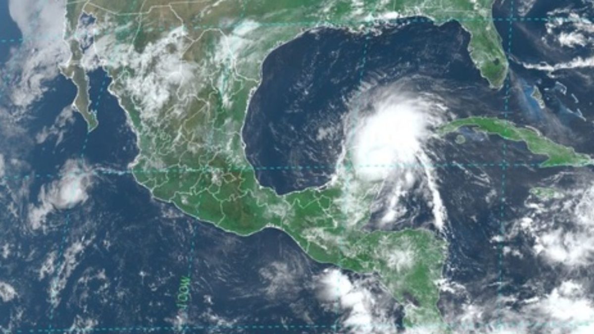 El huracán "Beryl", ahora categoría 1, entró a Yucatán con vientos sostenidos de 140 km/h y ráfagas que alcanzan los 185 km/h.