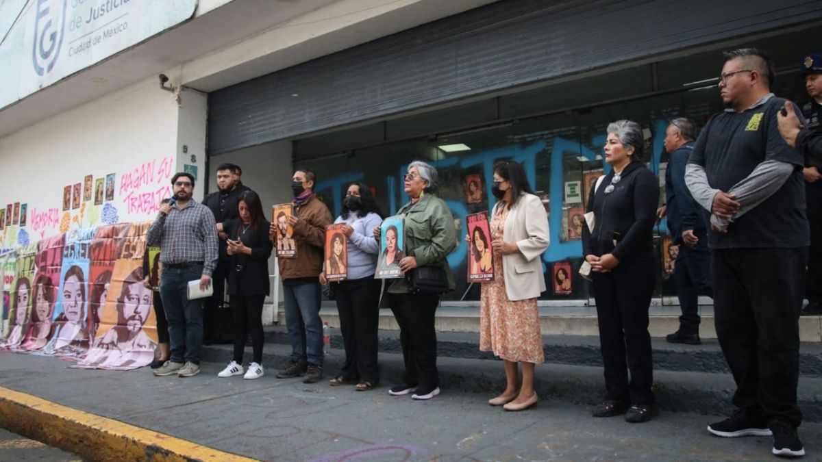 Activista y familiares de las víctimas del caso Narvarte protestan frente al búnker de la FGJCDMX, a nueve años de la masacre